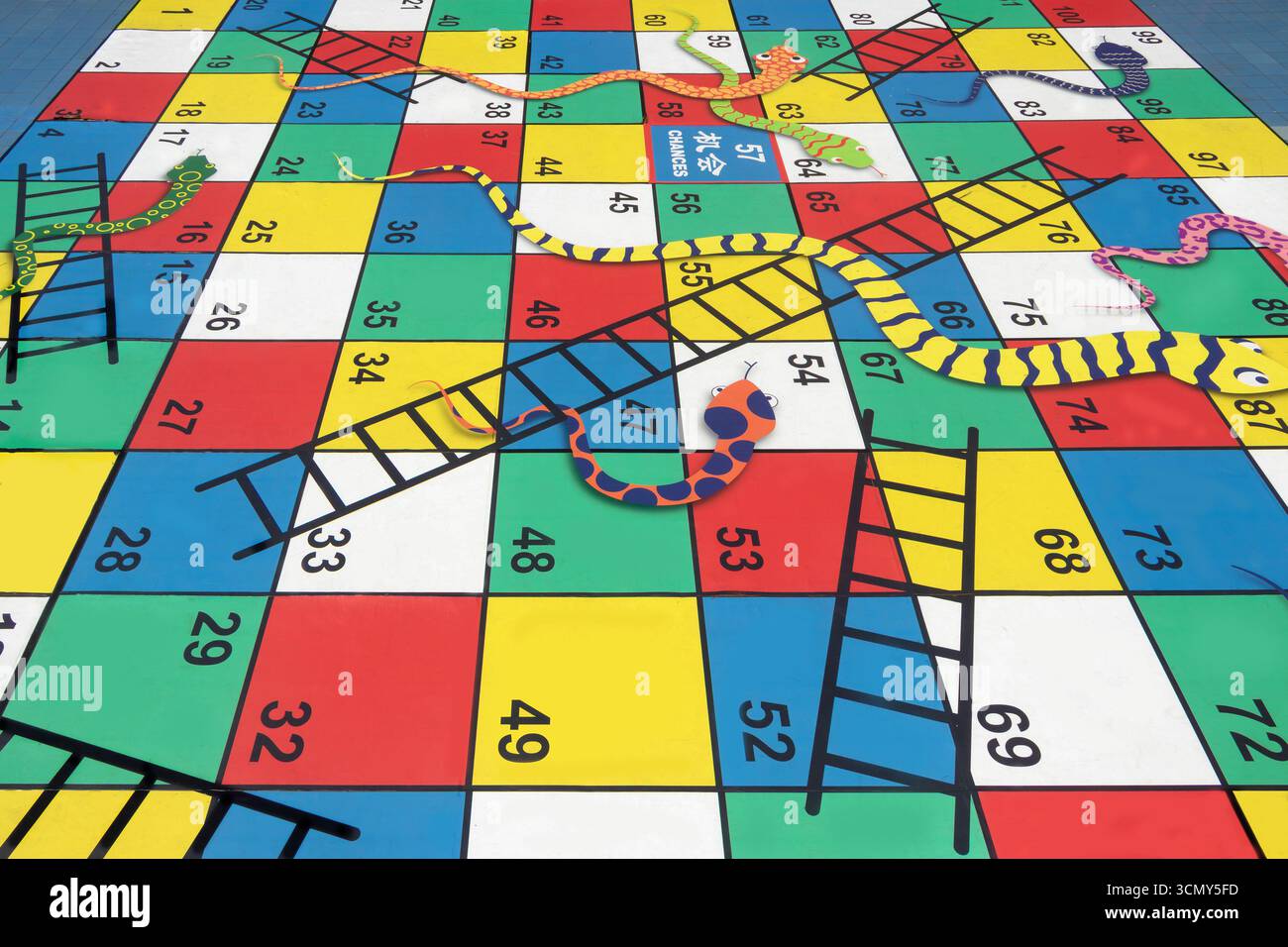 Jeu de sol coloré géant de serpents et échelles avec plusieurs échelles et serpents disposés sur des carrés numérotés pour les enfants à jouer sur le temple Thean Hou Banque D'Images