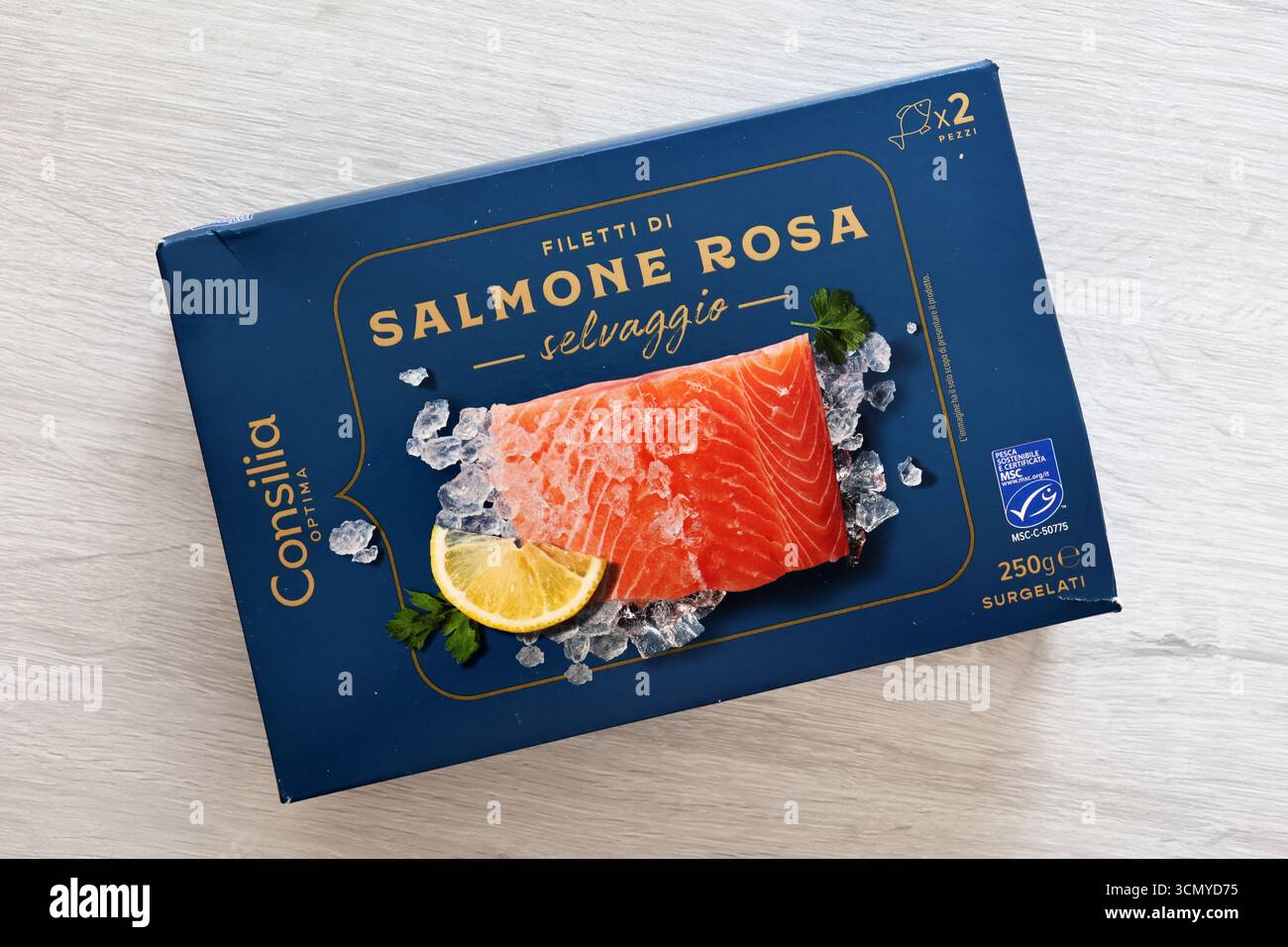 Filets de saumon rose congelés Consilia, produit italien de supermarché Banque D'Images