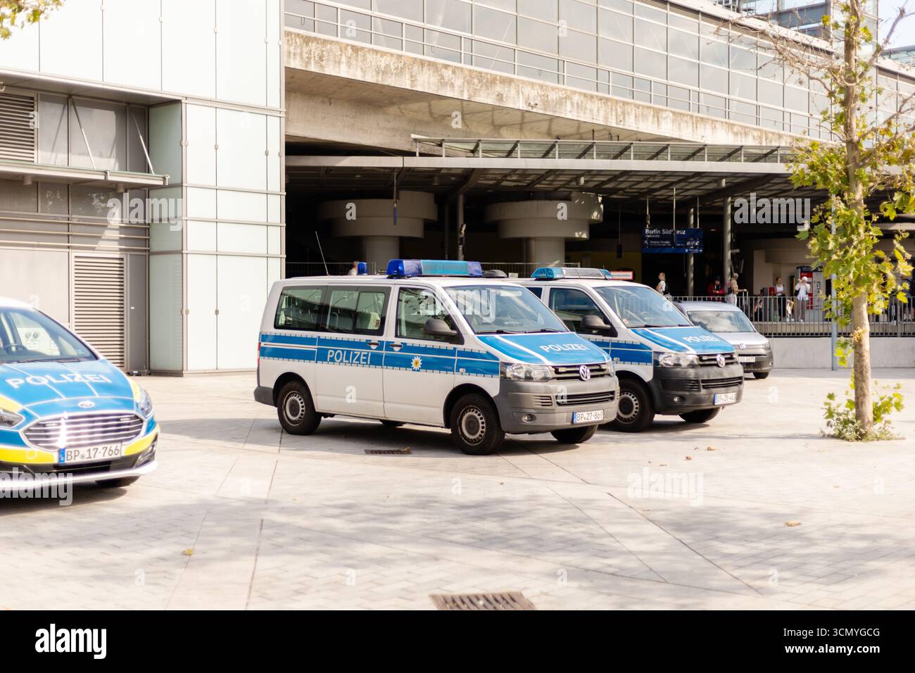 Berlin, Allemagne - 1er septembre 2025 : des fourgonnettes de police sont garées près d'un espace public à Berlin, mettant en évidence la présence et l'engagement visibles des forces de l'ordre Banque D'Images