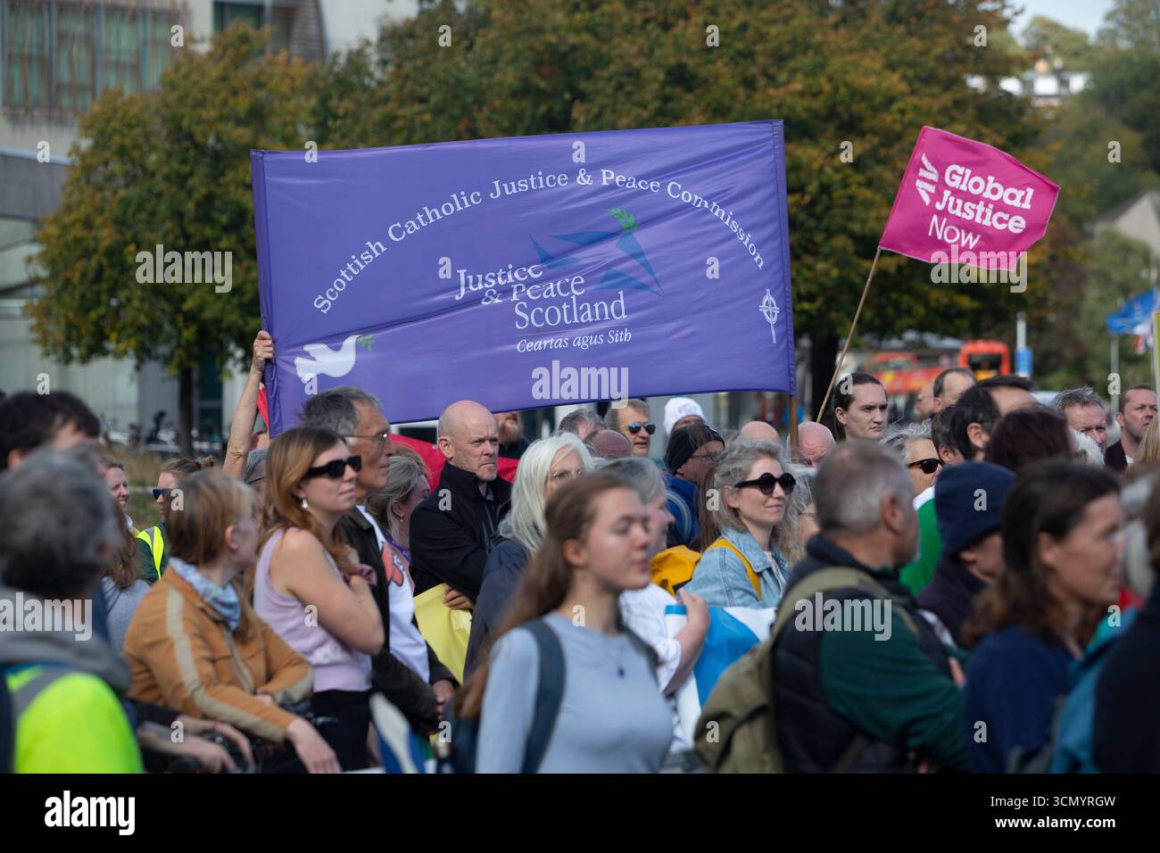 Édimbourg. 18 septembre 2025. Scotland Climate Coalition plus de 70 organisations qui font campagne pour l'action climatique et la justice pour un appel photo devant le Parlement écossais. Crédit photos : Pako Mera/Alamy Live News Banque D'Images