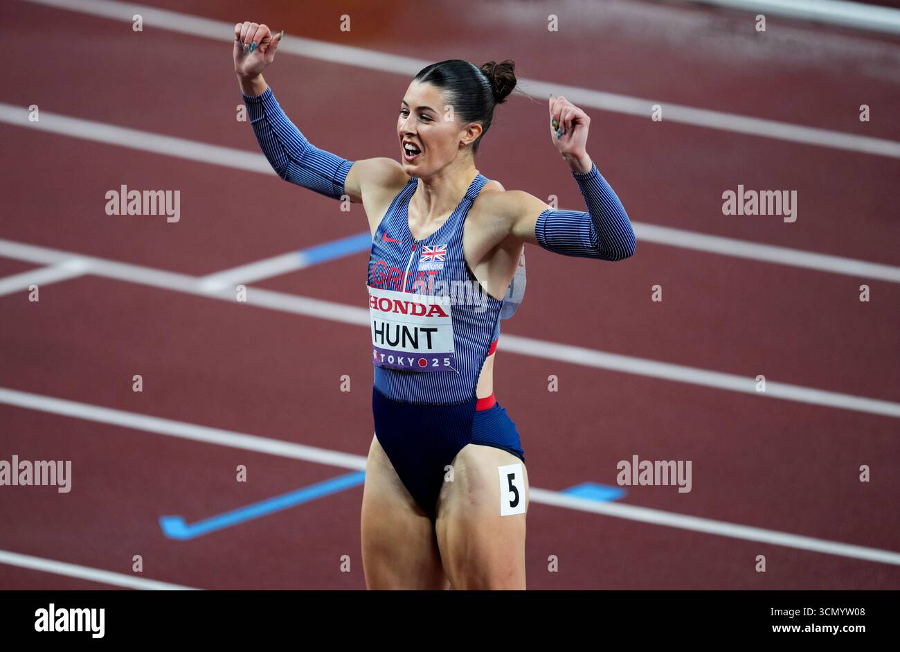 Amy Hunt de Grande-Bretagne après la demi-finale du 200 m féminin Heat 1 le sixième jour des Championnats du monde d'athlétisme 2025 au stade national du Japon, Tokyo. Date de la photo : jeudi 18 septembre 2025. Banque D'Images