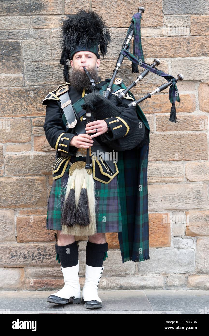 Écosse - Édimbourg - High Street - Bagpiper en tenue traditionnelle écossaise Banque D'Images