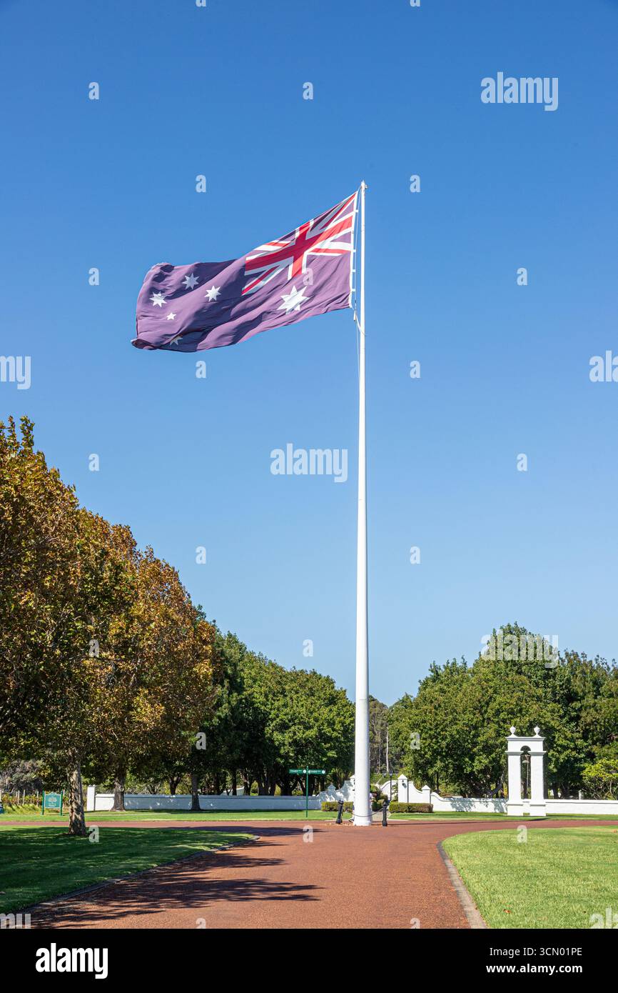 Le drapeau national australien flotte dans le vignoble biologique durable Voyager Estate, Margaret River, comté d'Augusta dans la région sud-ouest de l'A Banque D'Images