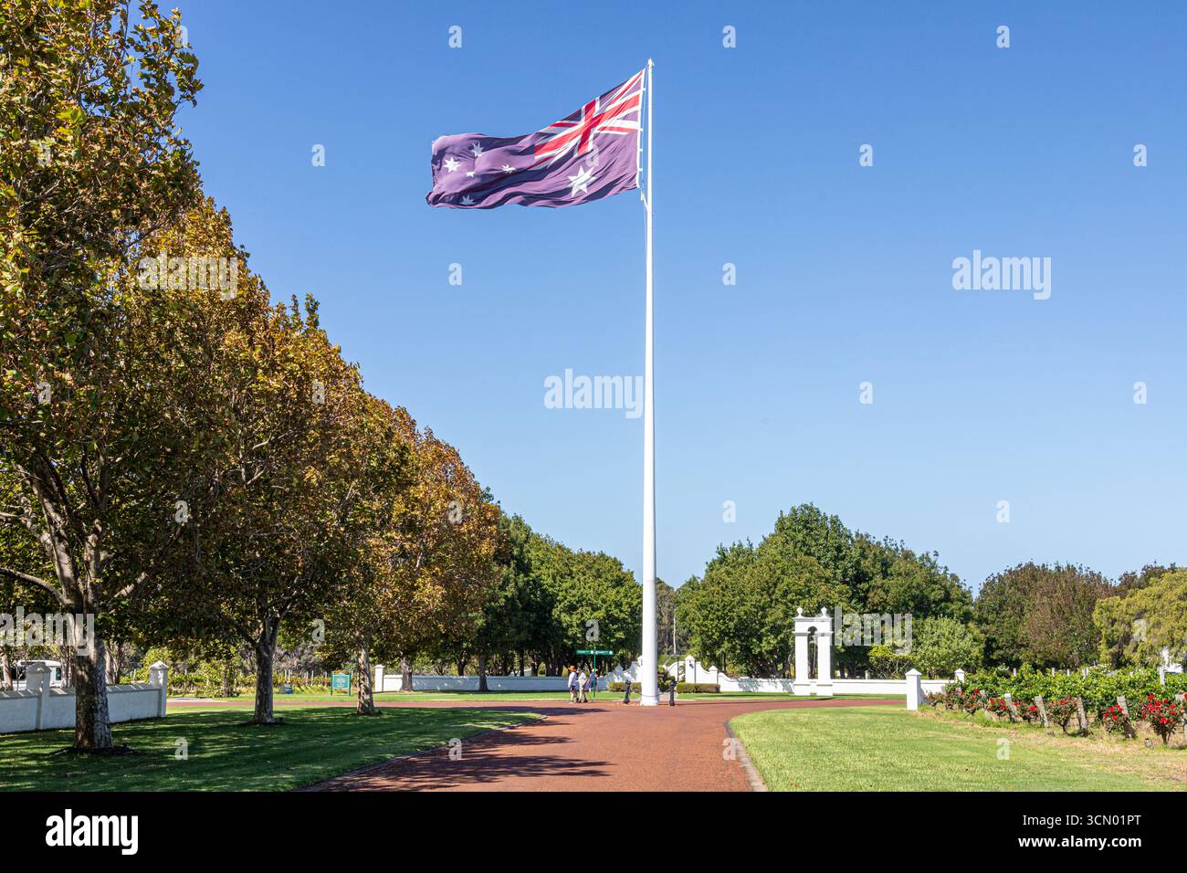 Le drapeau national australien flotte dans le vignoble biologique durable Voyager Estate, Margaret River, comté d'Augusta dans la région sud-ouest de l'A Banque D'Images