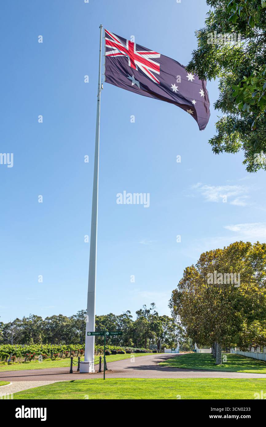 Le drapeau national australien flotte dans le vignoble biologique durable Voyager Estate, Margaret River, comté d'Augusta dans la région sud-ouest de l'A Banque D'Images