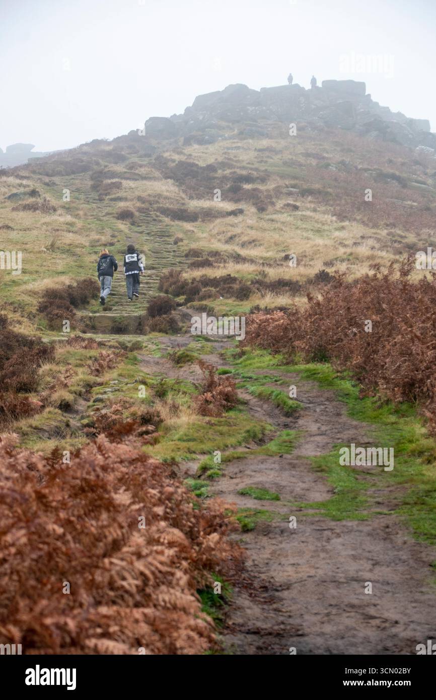 Derbyshire, Royaume-Uni – 3 novembre 2024 : sur le chemin de Higger Tor entouré de brume, un jour brumeux dans le Peak District Banque D'Images