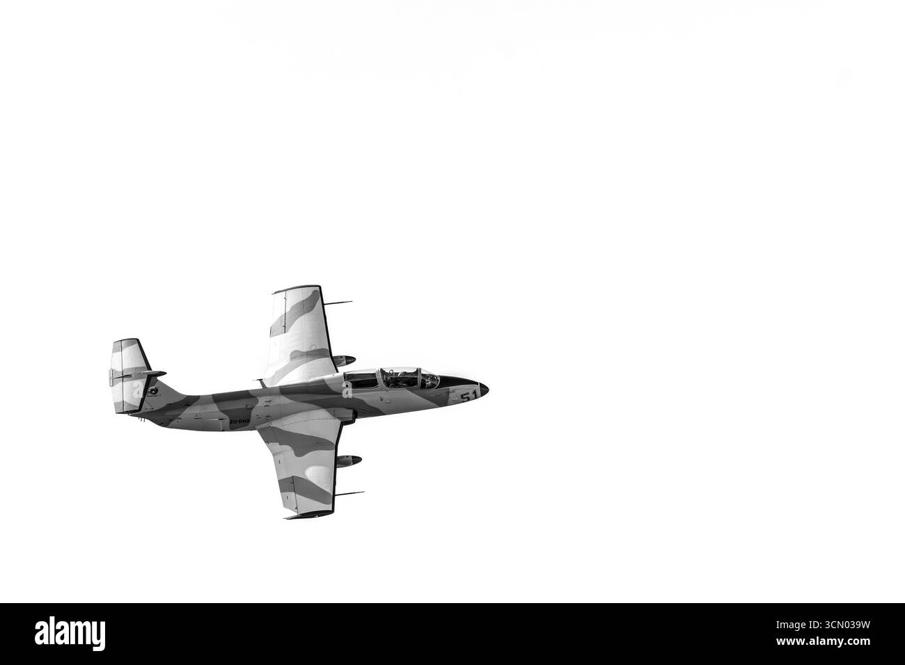 Bloemfontein, Afrique du Sud - 20 mai 2023 : exposition par un avion à réaction Aero l-29 Delfin à l'aéroport de Tempe à Bloemfontein. Monochrome Banque D'Images