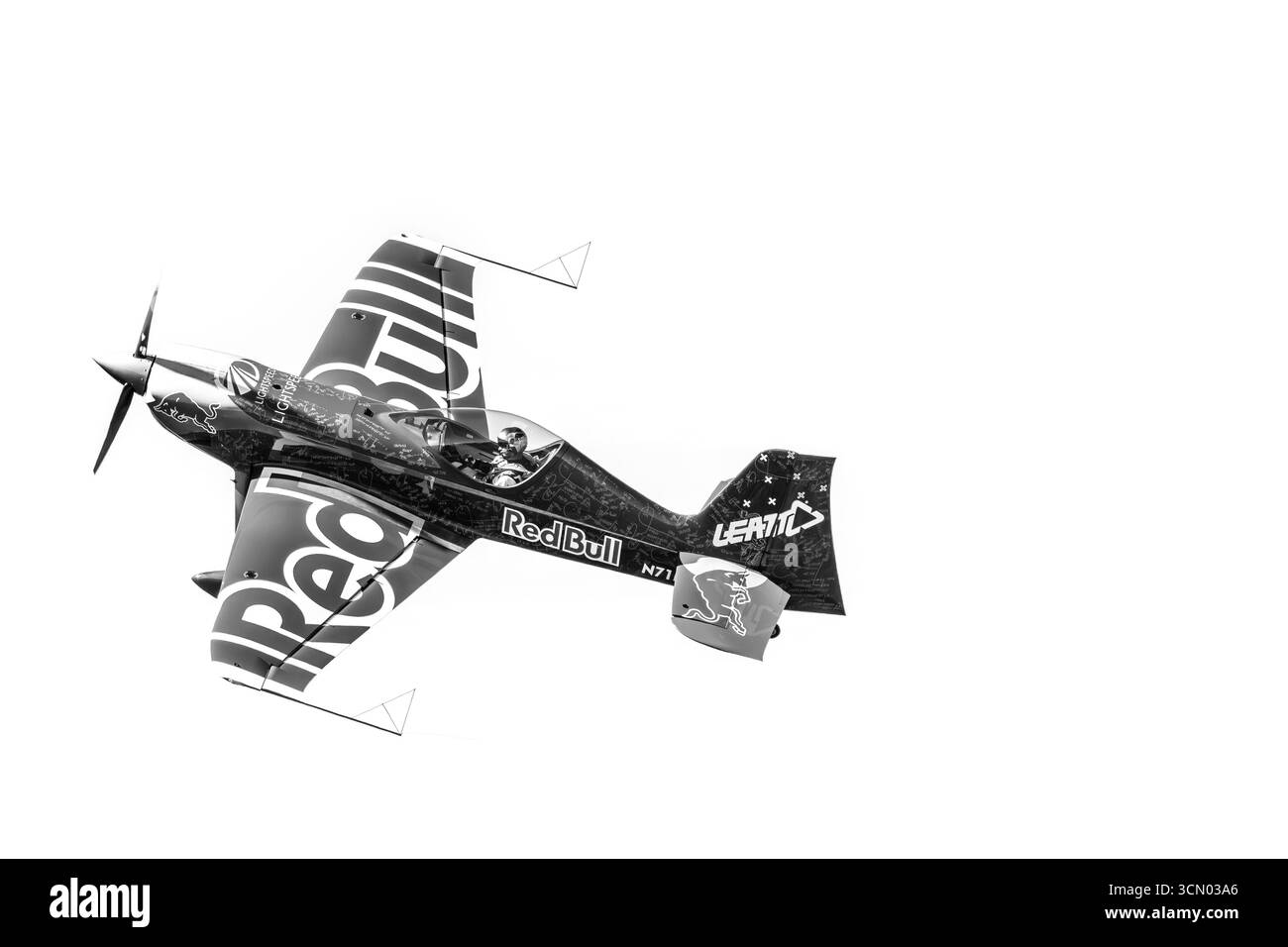 Bloemfontein, Afrique du Sud - 20 mai 2023 : une exposition acrobatique d'avion GB1 GameBird à l'aéroport de Tempe à Bloemfontein. Monochrome Banque D'Images