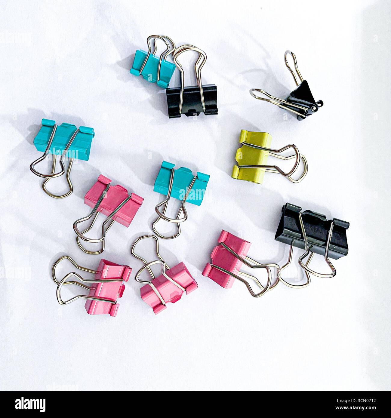pile de mini trombones de reliure de différentes couleurs sur fond blanc - Image de stock capturée avec un smartphone