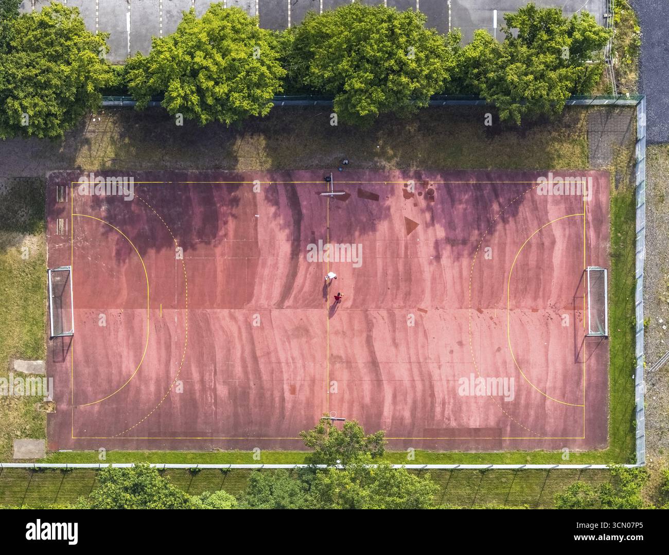 Vue aérienne, terrain de sport à la piscine de loisirs Werl, Werl, Soester Boerde, Rhénanie du Nord-Westphalie, Allemagne, DE, Europe, formes et couleurs, terrain de handball Banque D'Images