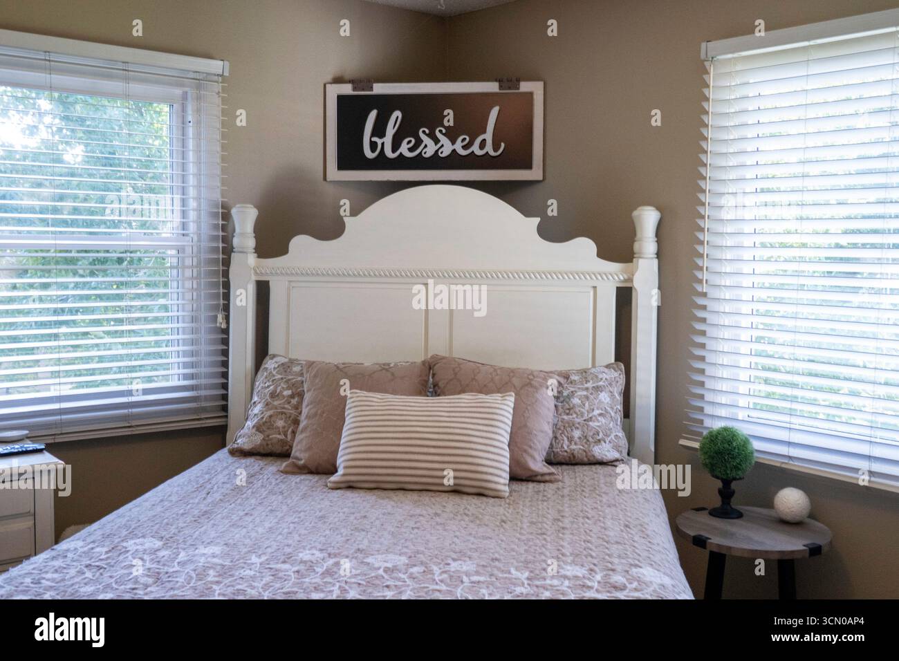 Une chambre confortable avec un lit queen size est accueillante, 2025, Great Falls, Montana, États-Unis Banque D'Images