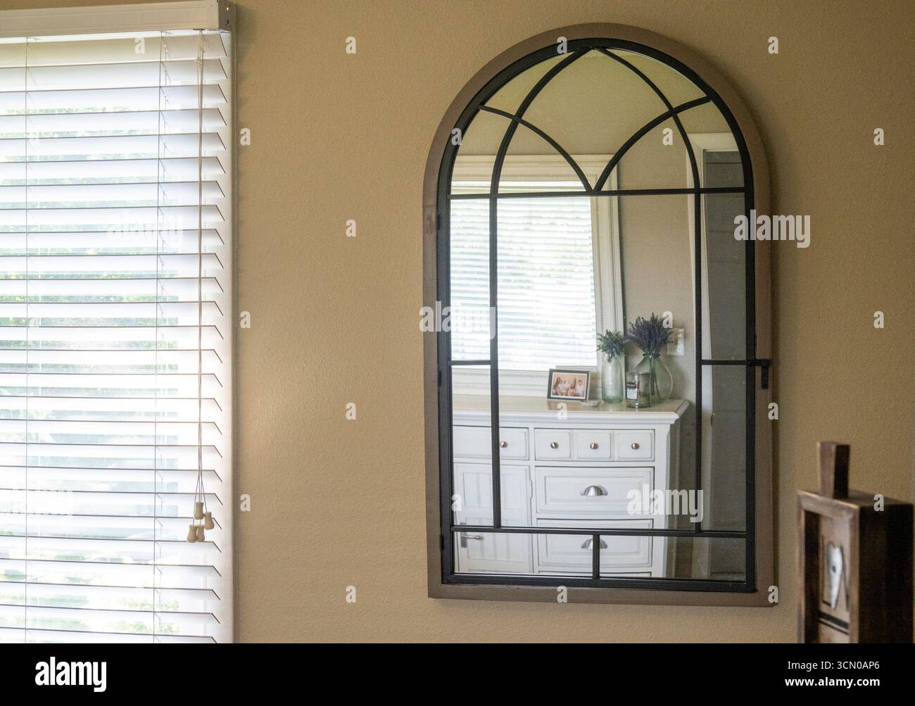 Une chambre confortable avec un lit queen size est accueillante, 2025, Great Falls, Montana, États-Unis Banque D'Images