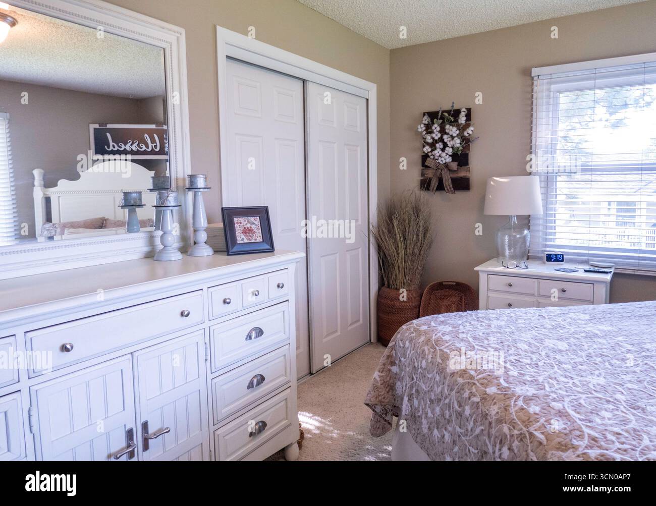 Une chambre confortable avec un lit queen size est accueillante, 2025, Great Falls, Montana, États-Unis Banque D'Images