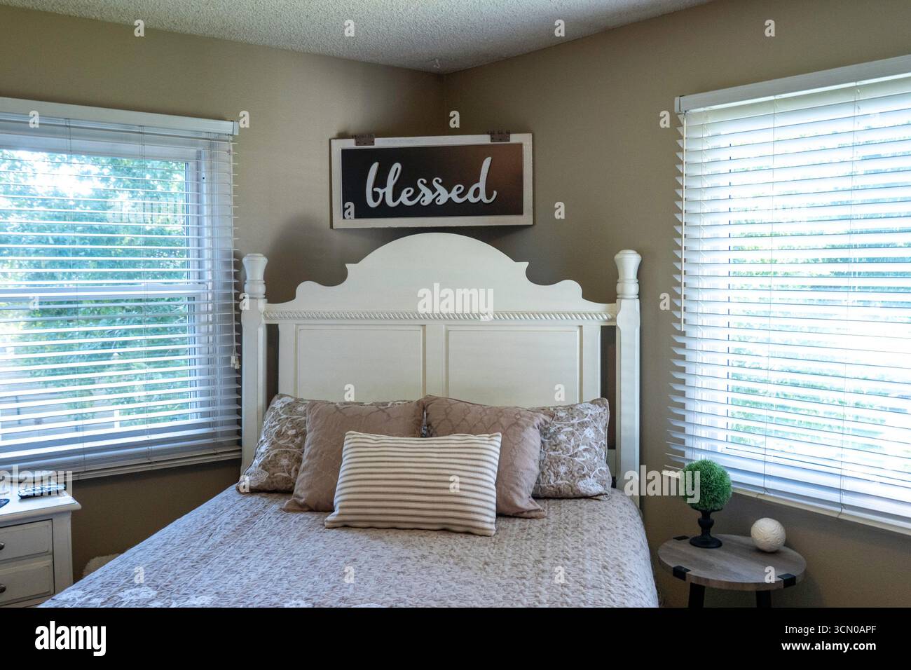 Une chambre confortable avec un lit queen size est accueillante, 2025, Great Falls, Montana, États-Unis Banque D'Images