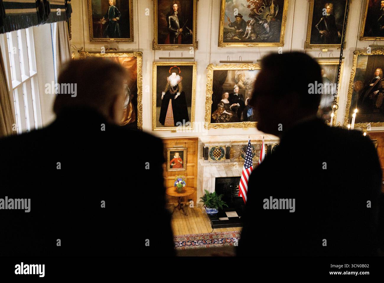 ELLESBOROUGH, ANGLETERRE, Royaume-Uni - 18 septembre 2025 - le premier ministre britannique Sir Keir Starmer avec le président américain Donald Trump à la résidence officielle du premier ministre à Chequers dans le Buckinghamshire, Angleterre, Royaume-Uni lors d'une visite d'État organisée par le premier ministre et le roi Charles III le président Trump a été montré divers artefacts des archives de Winston Churchill - photo : Geopix/No 10/Simon Dawson Banque D'Images