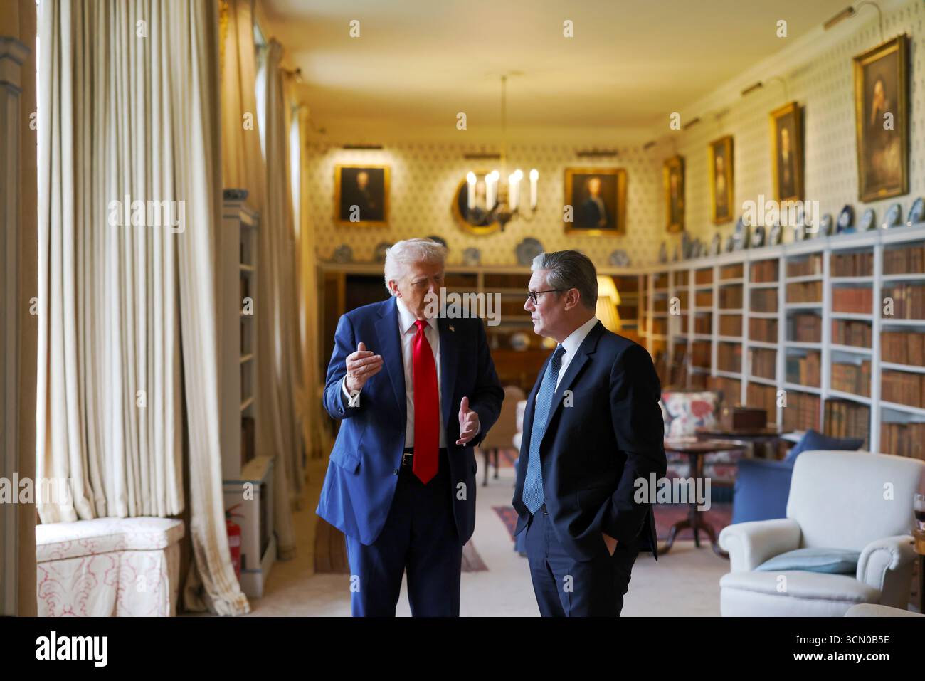 ELLESBOROUGH, ANGLETERRE, Royaume-Uni - 18 septembre 2025 - le premier ministre britannique Sir Keir Starmer avec le président américain Donald Trump à la résidence officielle du premier ministre à Chequers dans le Buckinghamshire, Angleterre, Royaume-Uni lors d'une visite d'État organisée par le premier ministre et le roi Charles III le président Trump a été montré divers artefacts des archives de Winston Churchill - photo : Geopix/No 10/Simon Dawson Banque D'Images