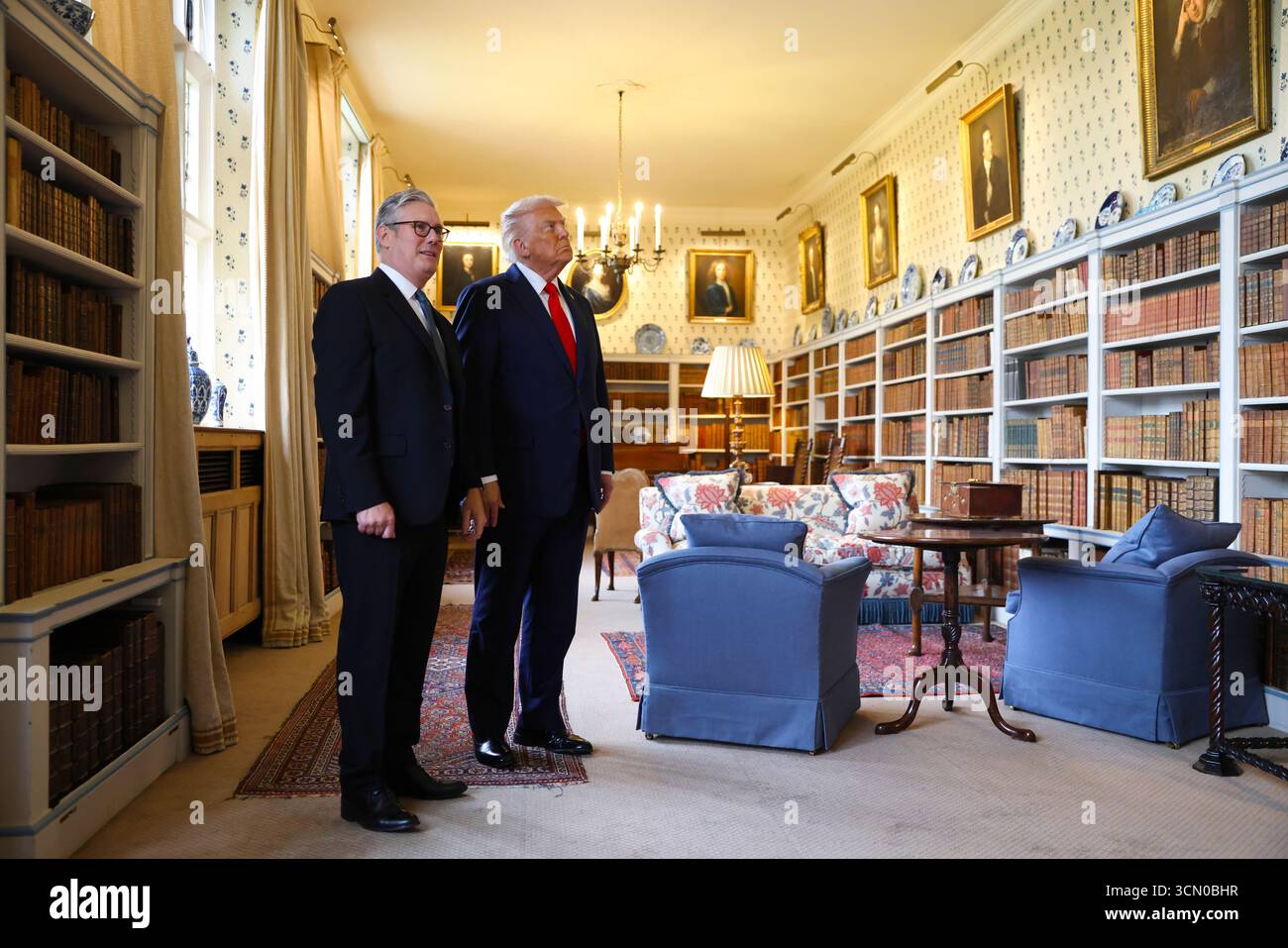 ELLESBOROUGH, ANGLETERRE, Royaume-Uni - 18 septembre 2025 - le premier ministre britannique Sir Keir Starmer avec le président américain Donald Trump à la résidence officielle du premier ministre à Chequers dans le Buckinghamshire, Angleterre, Royaume-Uni lors d'une visite d'État organisée par le premier ministre et le roi Charles III le président Trump a été montré divers artefacts des archives de Winston Churchill - photo : Geopix/No 10/Simon Dawson Banque D'Images
