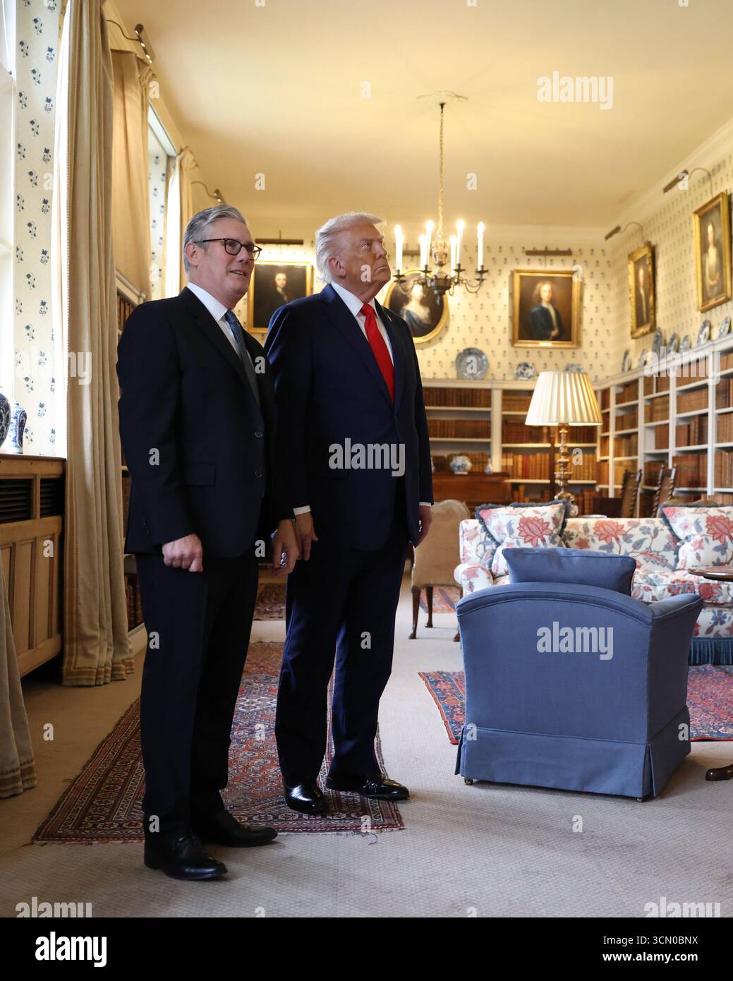 ELLESBOROUGH, ANGLETERRE, Royaume-Uni - 18 septembre 2025 - le premier ministre britannique Sir Keir Starmer avec le président américain Donald Trump à la résidence officielle du premier ministre à Chequers dans le Buckinghamshire, Angleterre, Royaume-Uni lors d'une visite d'État organisée par le premier ministre et le roi Charles III le président Trump a été montré divers artefacts des archives de Winston Churchill - photo : Geopix/No 10/Simon Dawson Banque D'Images
