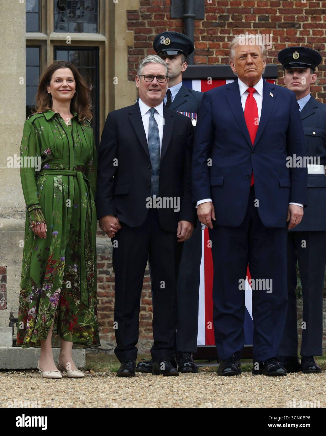 ELLESBOROUGH, ANGLETERRE, Royaume-Uni - 18 septembre 2025 - le premier ministre britannique Sir Keir Starmer avec le président américain Donald Trump à la résidence officielle du premier ministre à Chequers dans le Buckinghamshire, Angleterre, Royaume-Uni lors d'une visite d'État organisée par le premier ministre et le roi Charles III le président Trump a été montré divers artefacts des archives de Winston Churchill - photo : Geopix/No 10/Lauren Hurley Banque D'Images
