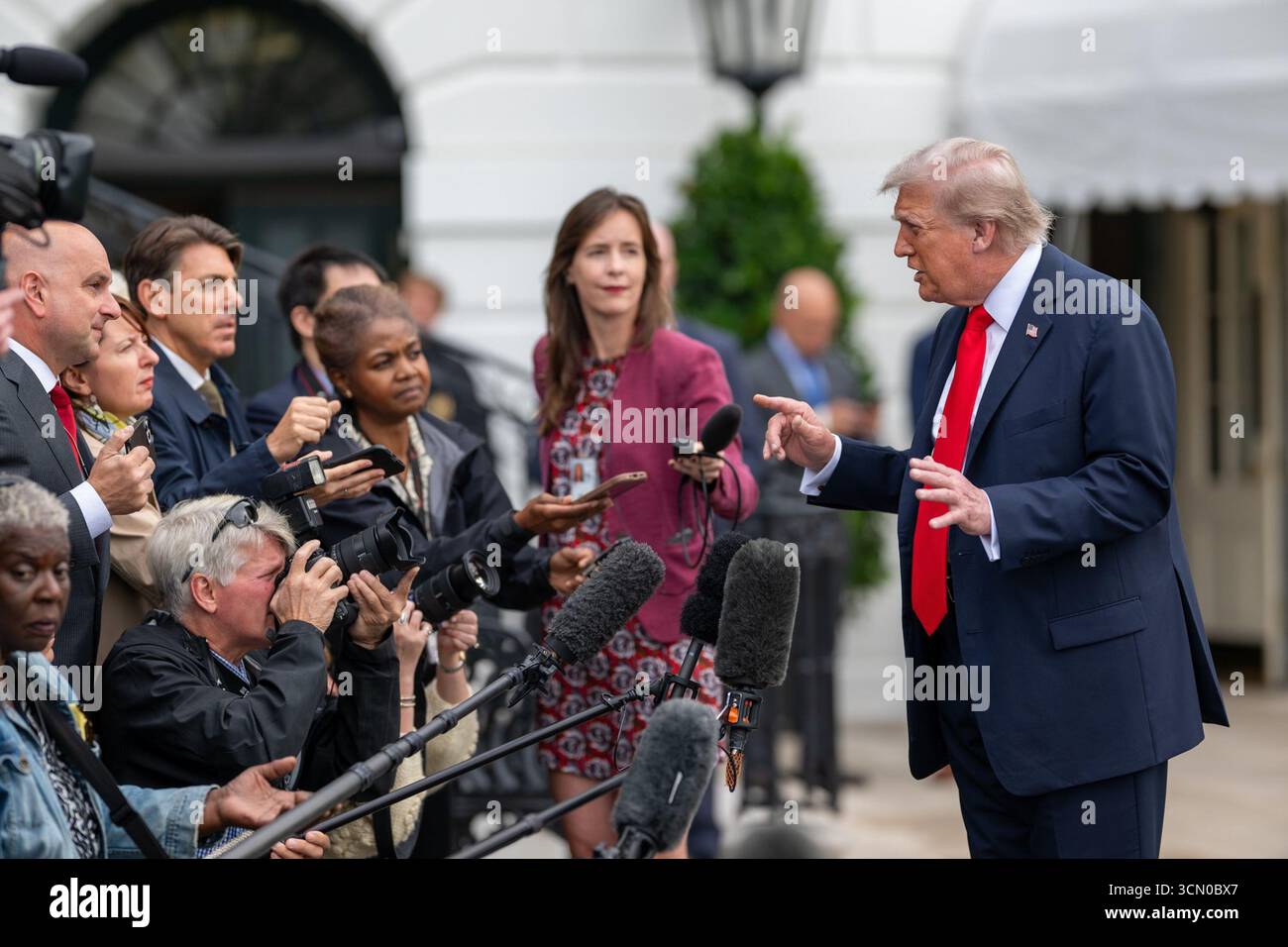 Le président quitte la Maison Blanche et parle avec la presse sur la pelouse sud avant d'embarquer sur le HMX-1 en route vers l'aéroport de Londres Stansted à Londres, en Angleterre, pour une deuxième visite d'État historique au Royaume-Uni. Image reproduite avec l'aimable autorisation de la Maison Blanche. Banque D'Images