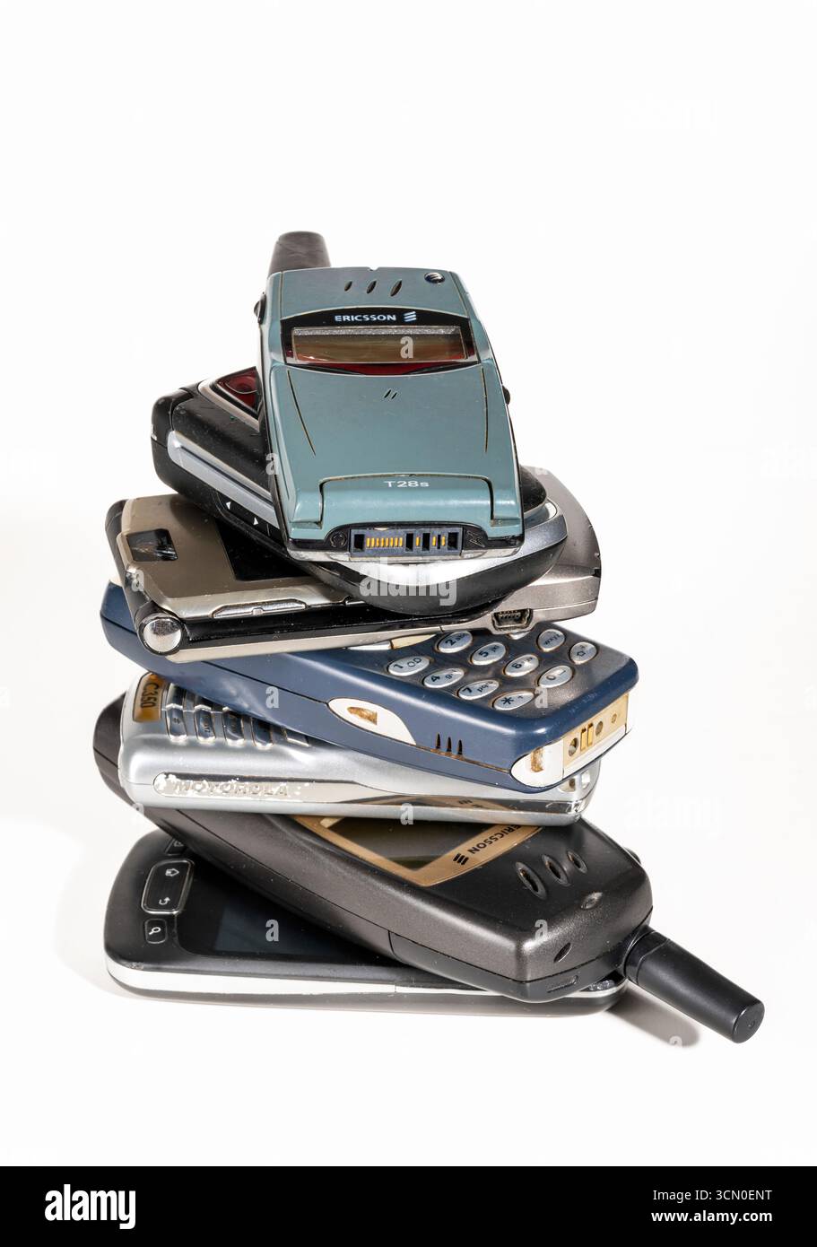 Milan, Lombardie, Italie - 25 février 2025 : pile de téléphones mobiles anciens et obsolètes montrant l'évolution technologique, des marques Ericsson et Motorola Banque D'Images