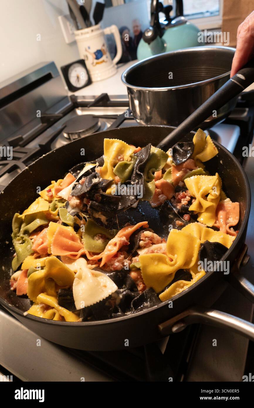 Gros plan des pâtes gourmandes Flavor farfalle dans l'eau bouillante, 2025, États-Unis, NYC Banque D'Images