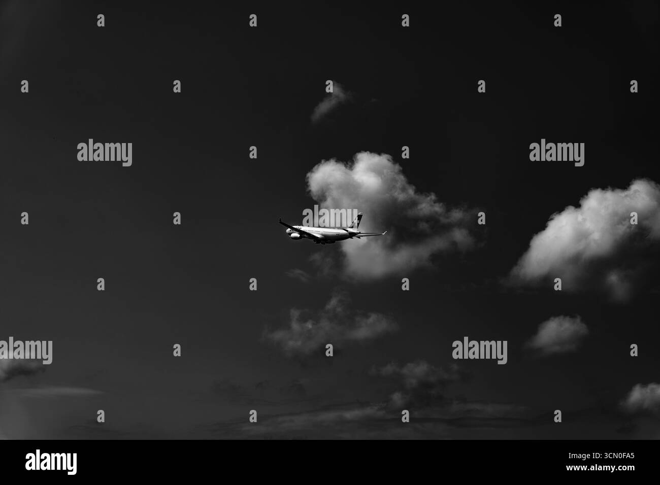 Swiss Airlines avion de passagers volant contre le ciel et les nuages lors d'une journée d'été ensoleillée depuis l'aéroport de Kloten, Zurich, Zurich Canton, Suisse Banque D'Images