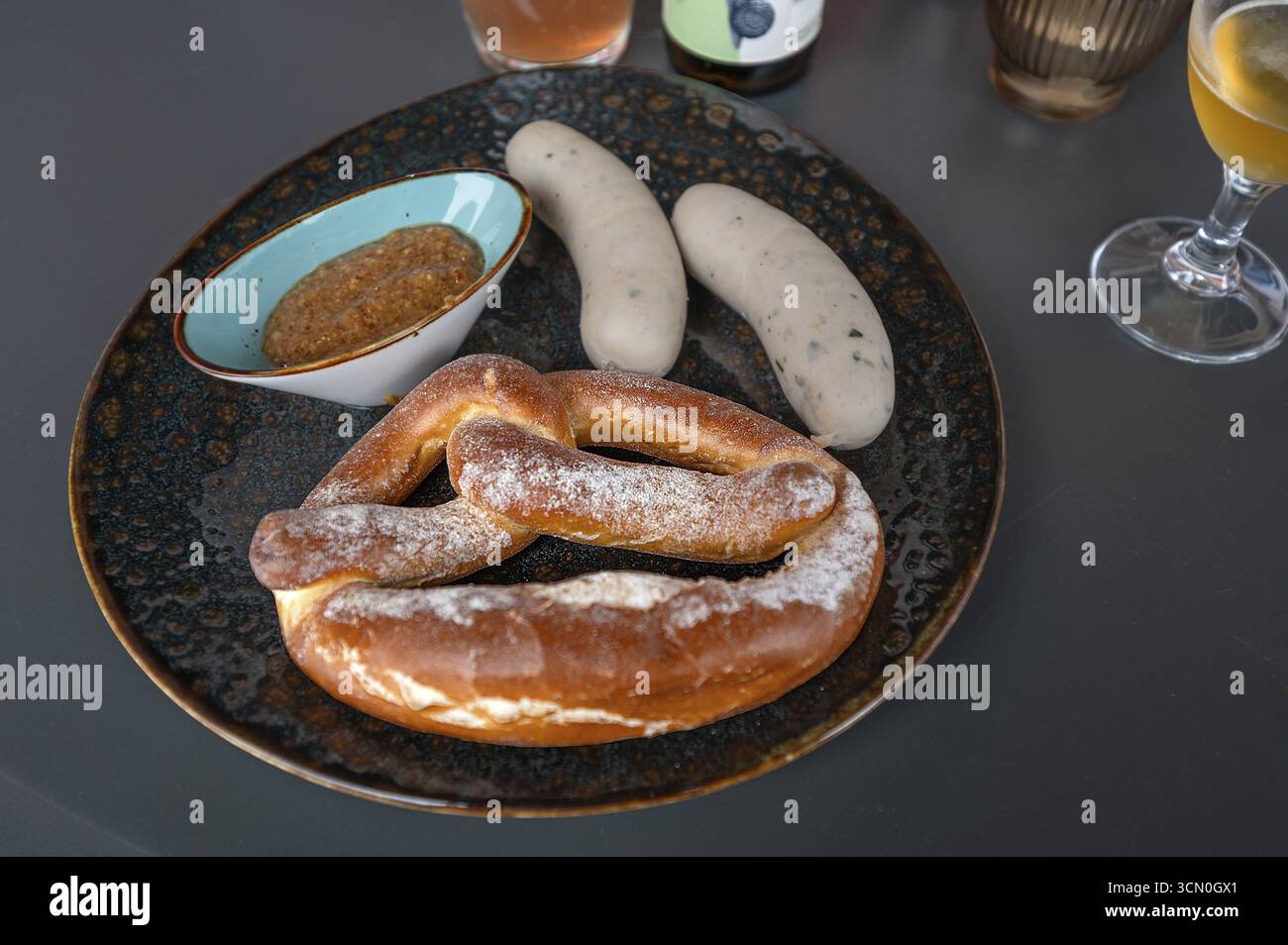 Assiette avec saucisses blanches, moutarde douce et bretzel, Franconie, Bavière, Allemagne Banque D'Images