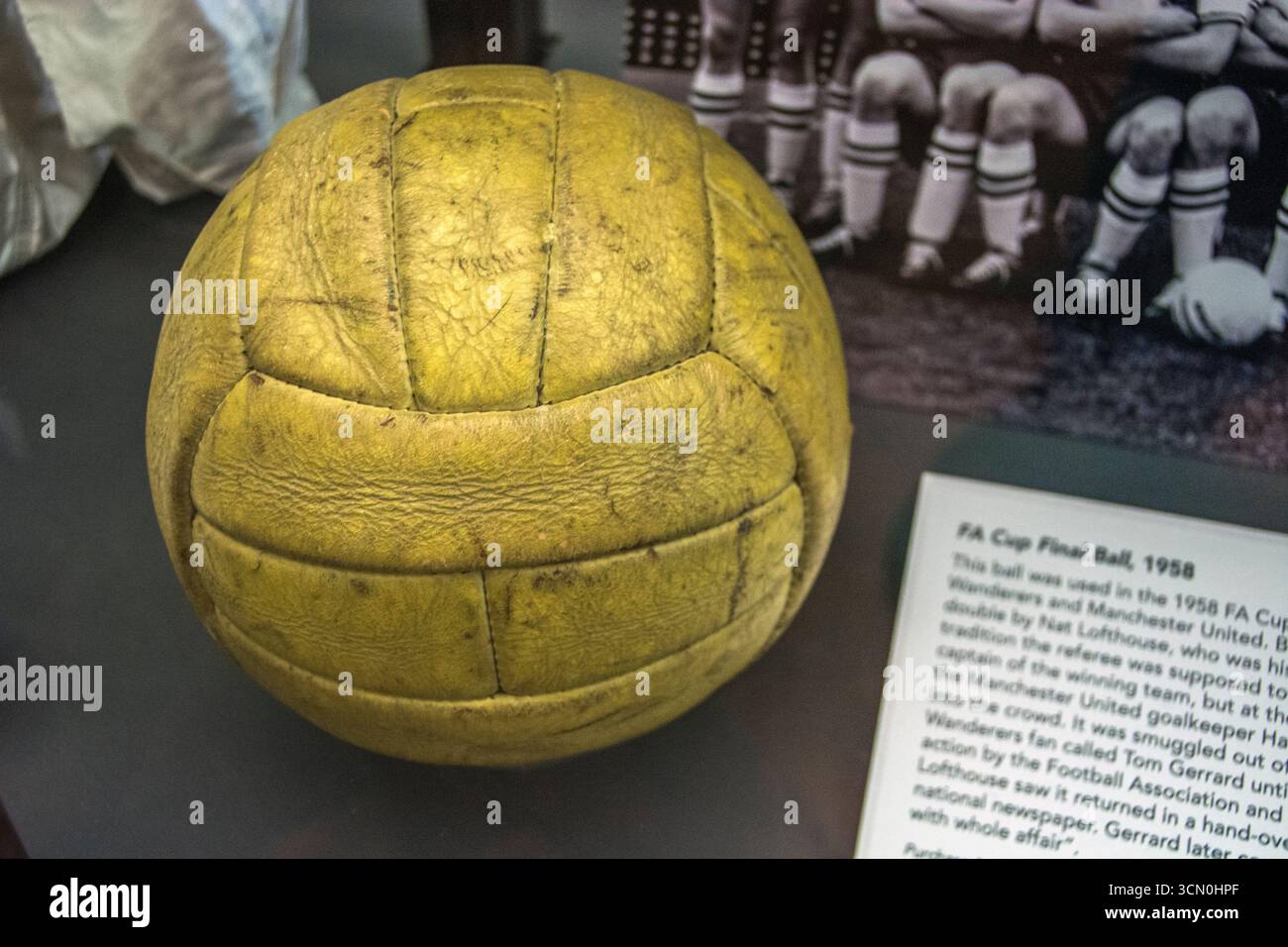 Football en cuir jaune de la FA Cup final Ball 1958 , qui a été utilisé lors de la finale de la FA Cup 1958 entre Bolton Wanderers et Manchester United Banque D'Images