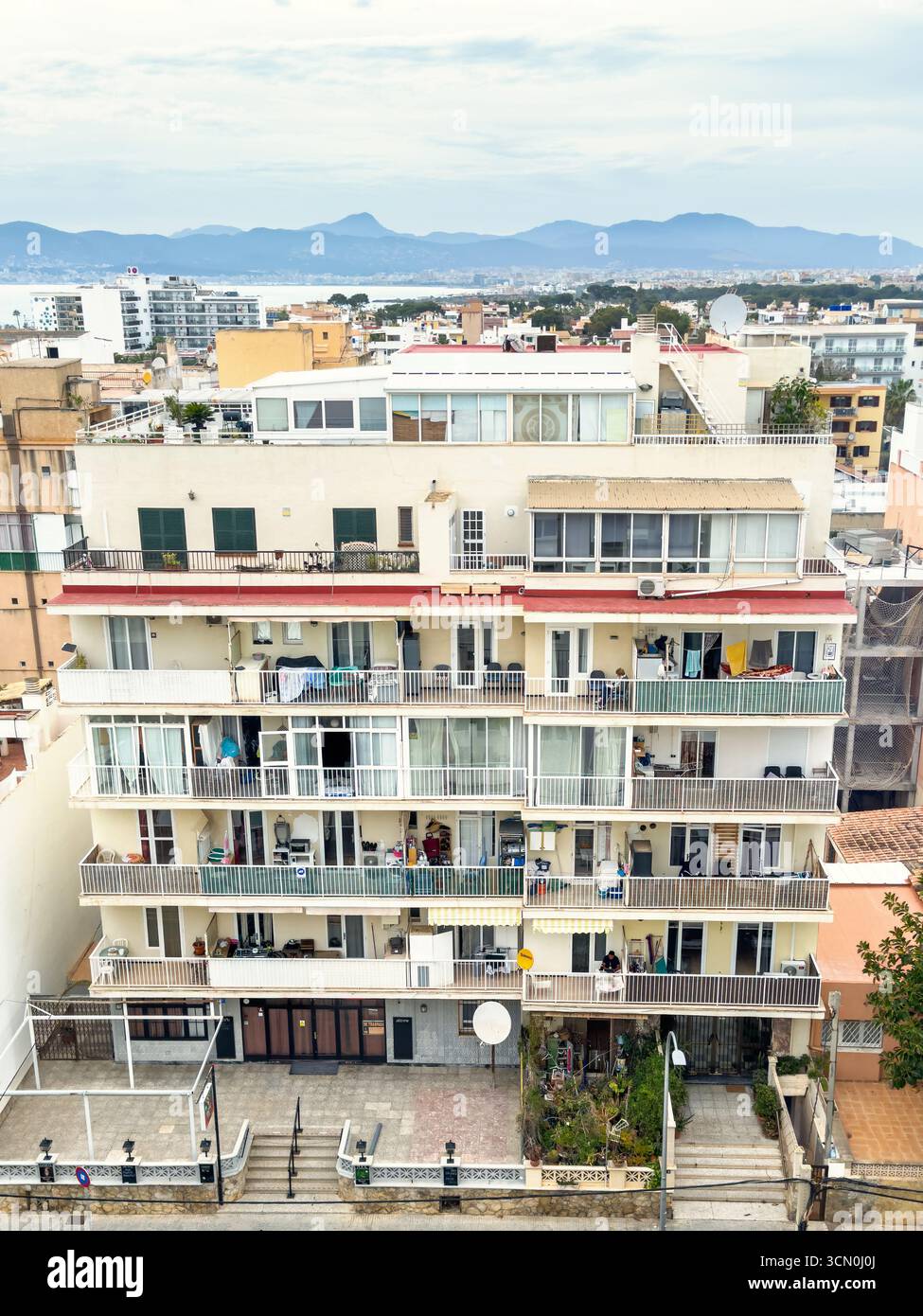 Vue dans un immeuble avec balcons dans une ville Banque D'Images