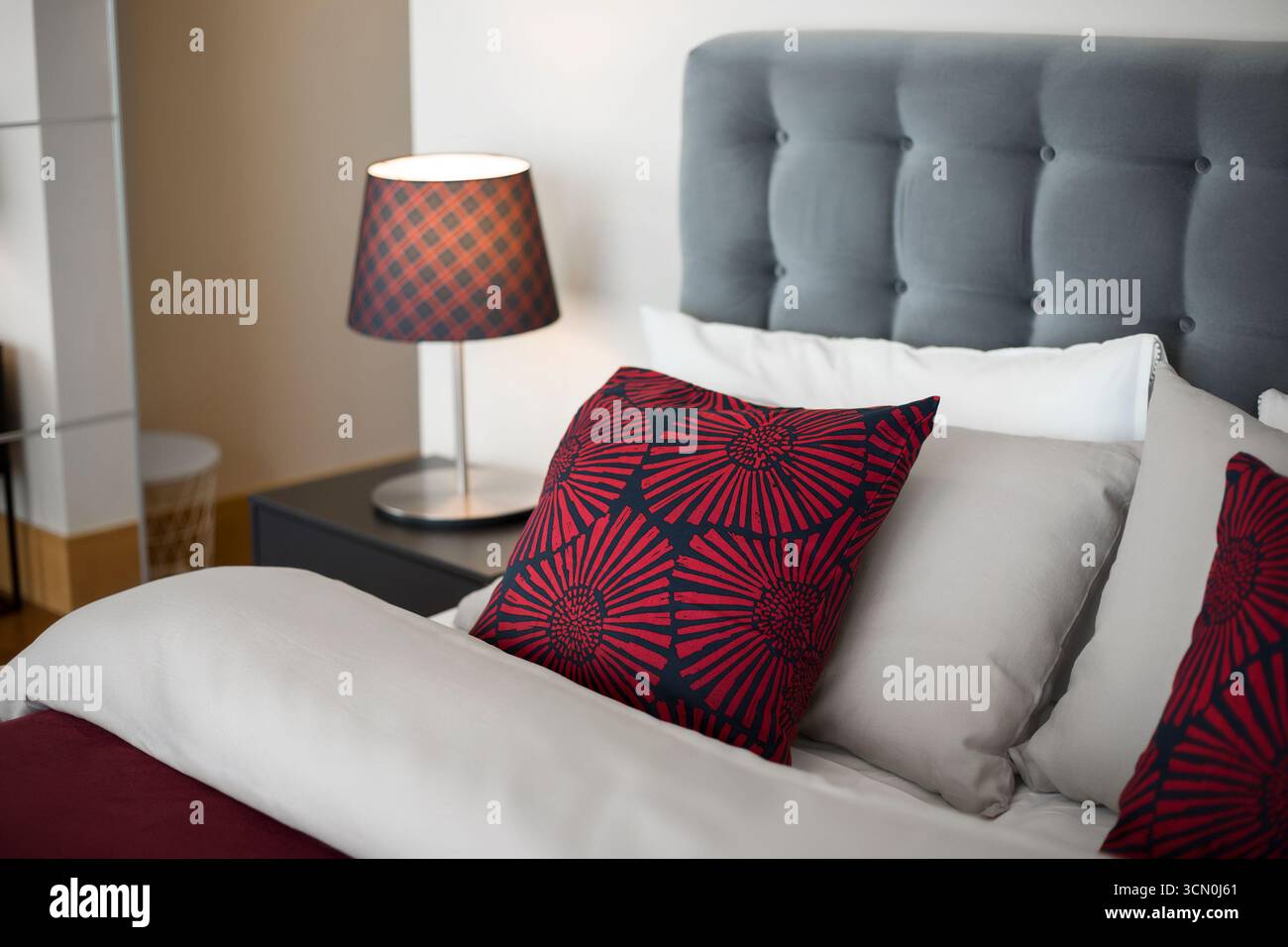 Vue intérieure d'un appartement meublé à Riyad, Arabie Saoudite, montrant le mobilier moderne, la décoration et l'espace de vie confortable. Banque D'Images