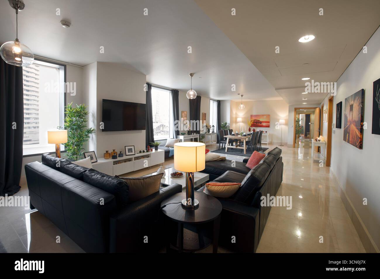 Vue intérieure d'un appartement meublé à Riyad, Arabie Saoudite, montrant le mobilier moderne, la décoration et l'espace de vie confortable. Banque D'Images