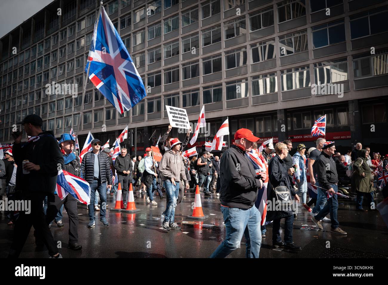 marcheur portant la bannière sur le rassemblement UNITE England Tony Robinson Banque D'Images marcheur portant la bannière sur le rassemblement UNITE England Tony Robinson Banque D'Images