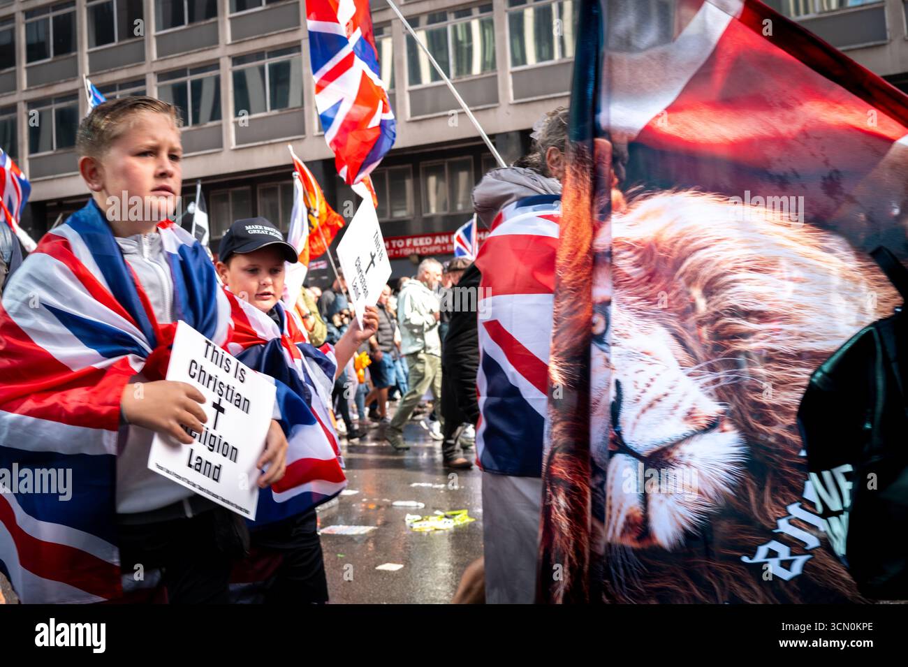 Des enfants portant 'This is Christian religion Land' sur le rassemblement Tony Robinson d'Unite England Banque D'Images Des enfants portant 'This is Christian religion Land' sur le rassemblement Tony Robinson d'Unite England Banque D'Images