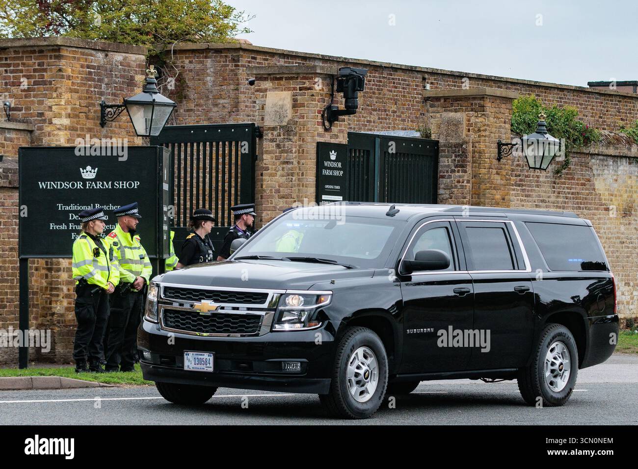 Windsor, Royaume-Uni. 18 septembre 2025. Un véhicule Chevrolet Suburban lourdement blindé dans le convoi conduisant la première dame des États-Unis à Chequers quitte le château de Windsor le dernier jour de la deuxième visite d'État au Royaume-Uni du président américain Donald Trump. Le président Trump et sa femme avaient séjourné au château de Windsor en tant qu'invités du roi Charles III et de la reine Camilla. Crédit : Mark Kerrison/Alamy Live News Banque D'Images