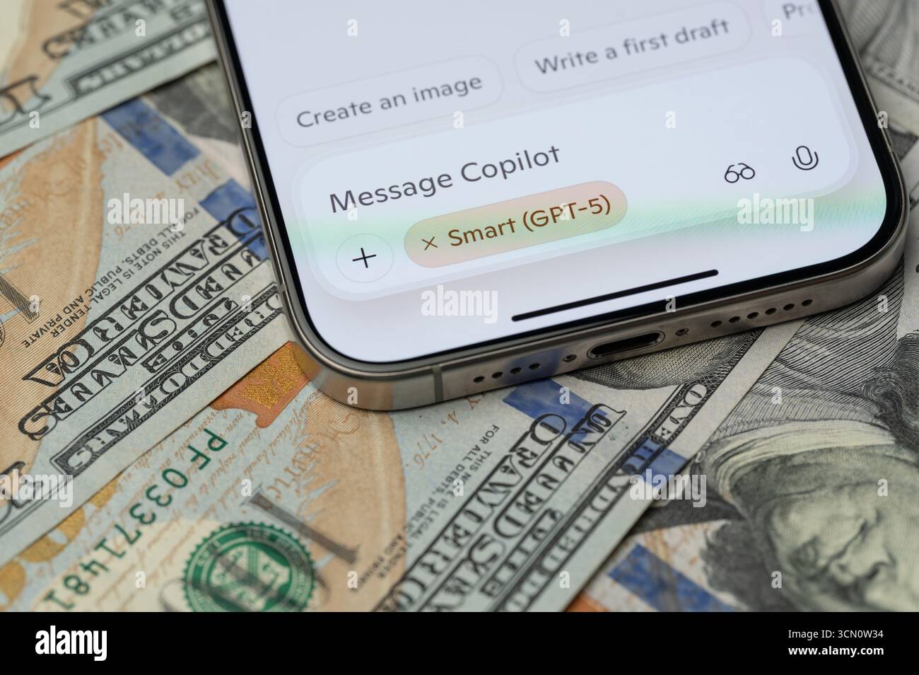 New York, États-Unis - 12 septembre 2025 : Microsoft CoPilot Smart gpt 5 modèle sur l'écran de smartphone avec fond dollar vue rapprochée Banque D'Images
