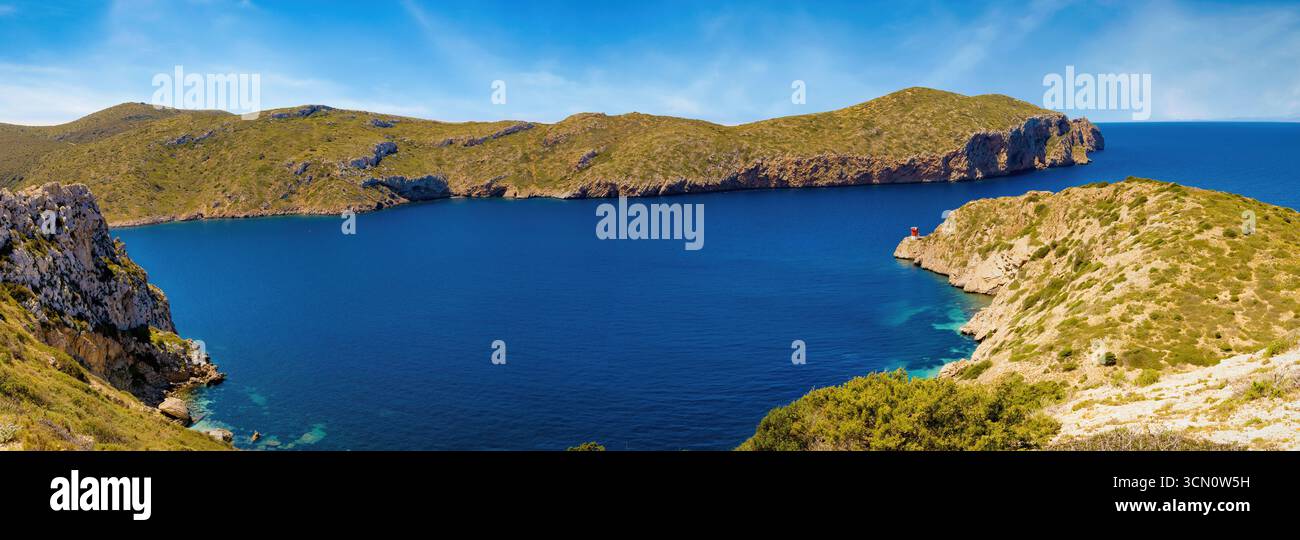 Vue panoramique de l'entrée du port naturel de l'île de Cabrera, vue du château. Îles Baléares, Espagne Banque D'Images