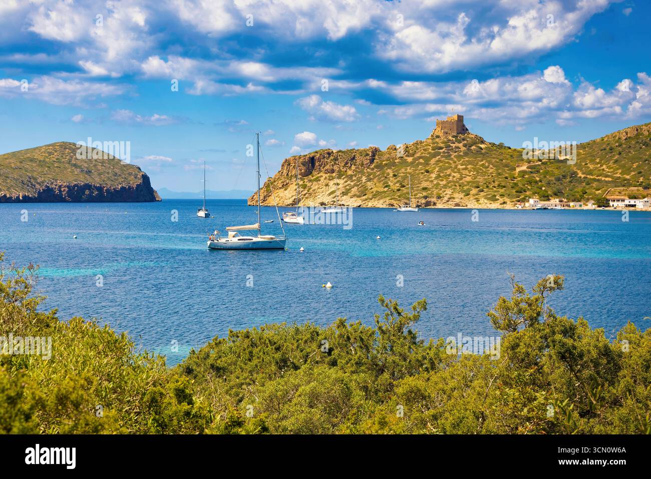 Vue de l'entrée de la baie du port de l'île de Cabrera, avec le cap Lebeche et le château en arrière-plan. Îles Baléares, Espagne Banque D'Images
