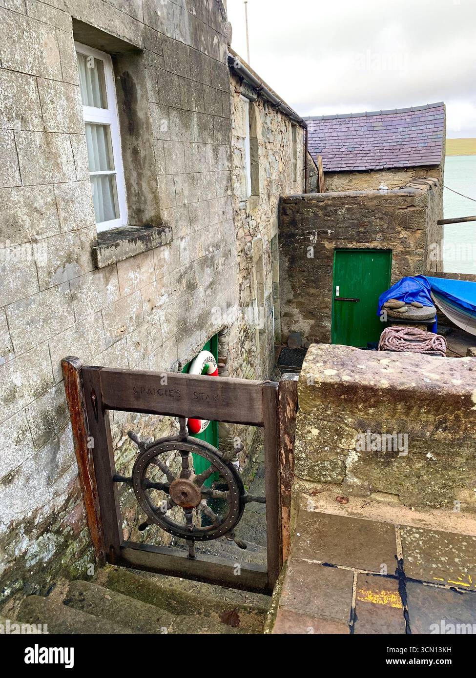 Shetland Islands aéroport piste avion atterrissage Lerwick queue route collines panneau routier agneau mouton eau mer bruyère montagnes montagne chemin gens - Image de stock capturée avec un smartphone