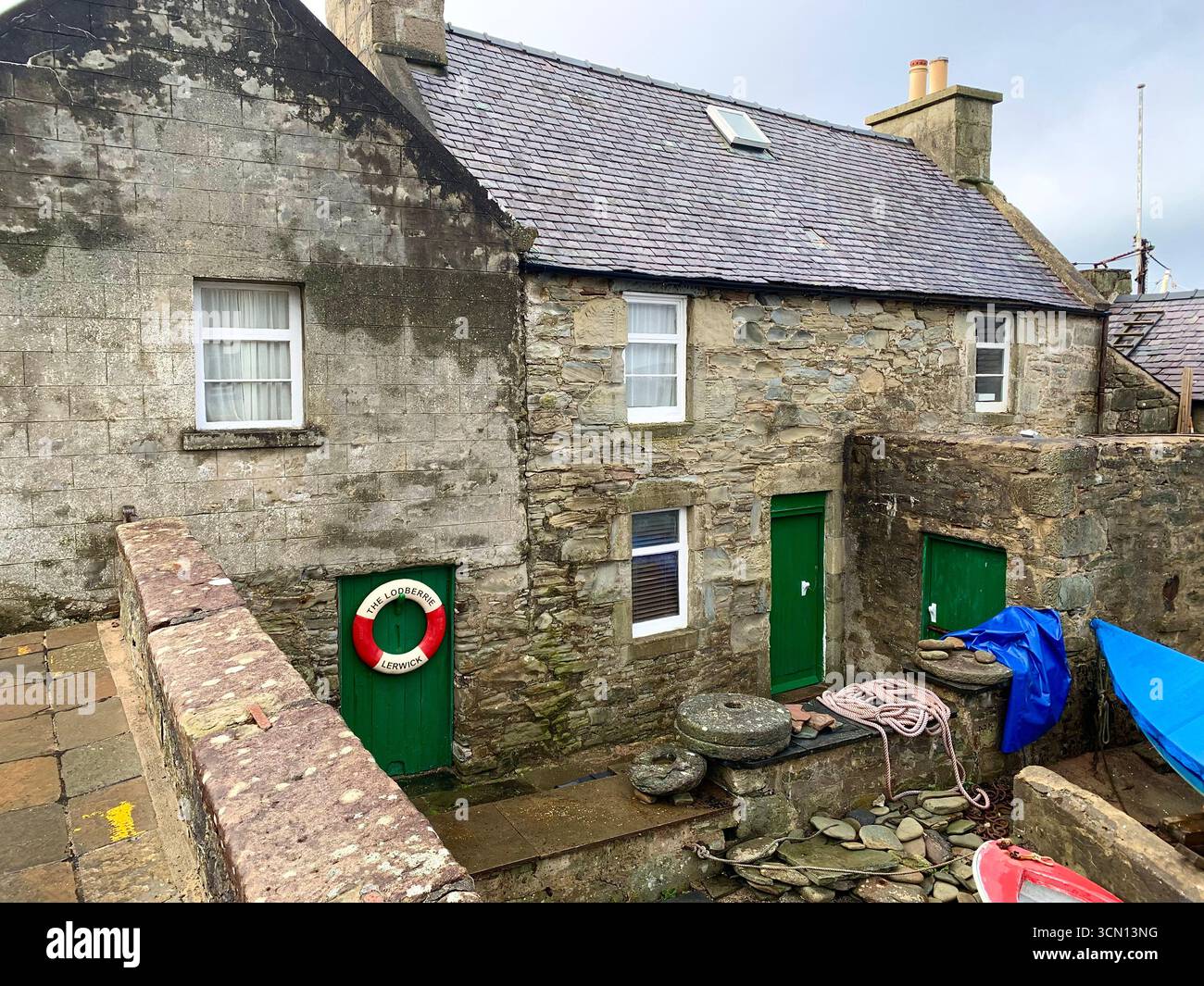 Shetland Islands aéroport piste avion atterrissage Stornoway queue route collines panneau routier agneau mouton eau mer bruyère montagnes montagne chemin gens - Image de stock capturée avec un smartphone