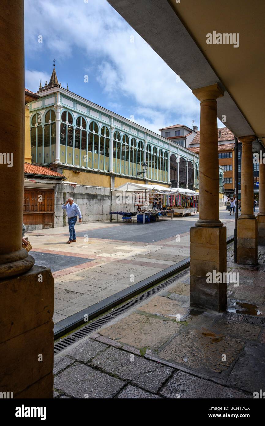 Le Mercadillo del Fontán sur la Calle Daoiz y Velarde dans la vieille ville d'Oviedo, Asturies, Espagne. Banque D'Images