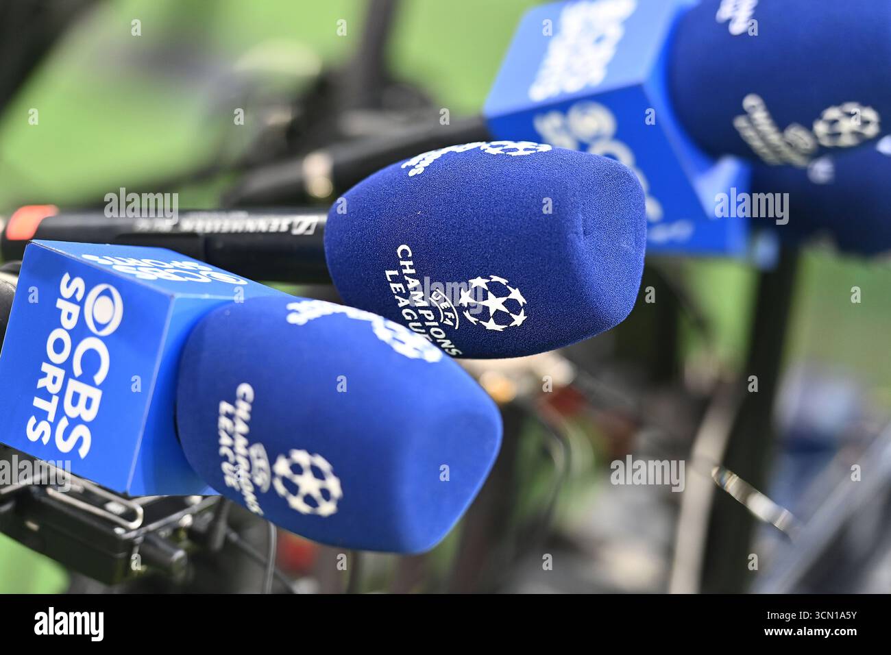 Munich, Deutschland. 17 septembre 2025. Image de bordure : microphones CBS Sport, émission de télévision. Match de football de la Ligue des Champions, saison 2025/26, Journée 1. FC Bayern Munich v. Chelsea 3-1 le 17 septembre 2025, Allianz Arena. Crédit : dpa/Alamy Live News Banque D'Images