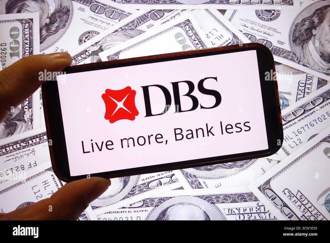 Dans cette illustration photo, le logo de la société DBS Group est affiché sur un écran de smartphone. Banque D'Images
