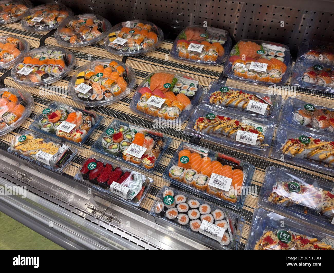 Sushi au supermarché T&T, Canada. Une grande variété de rouleaux de sushi pré-emballés, nigiri et sashimi affichés dans une section réfrigérée pour g Banque D'Images
