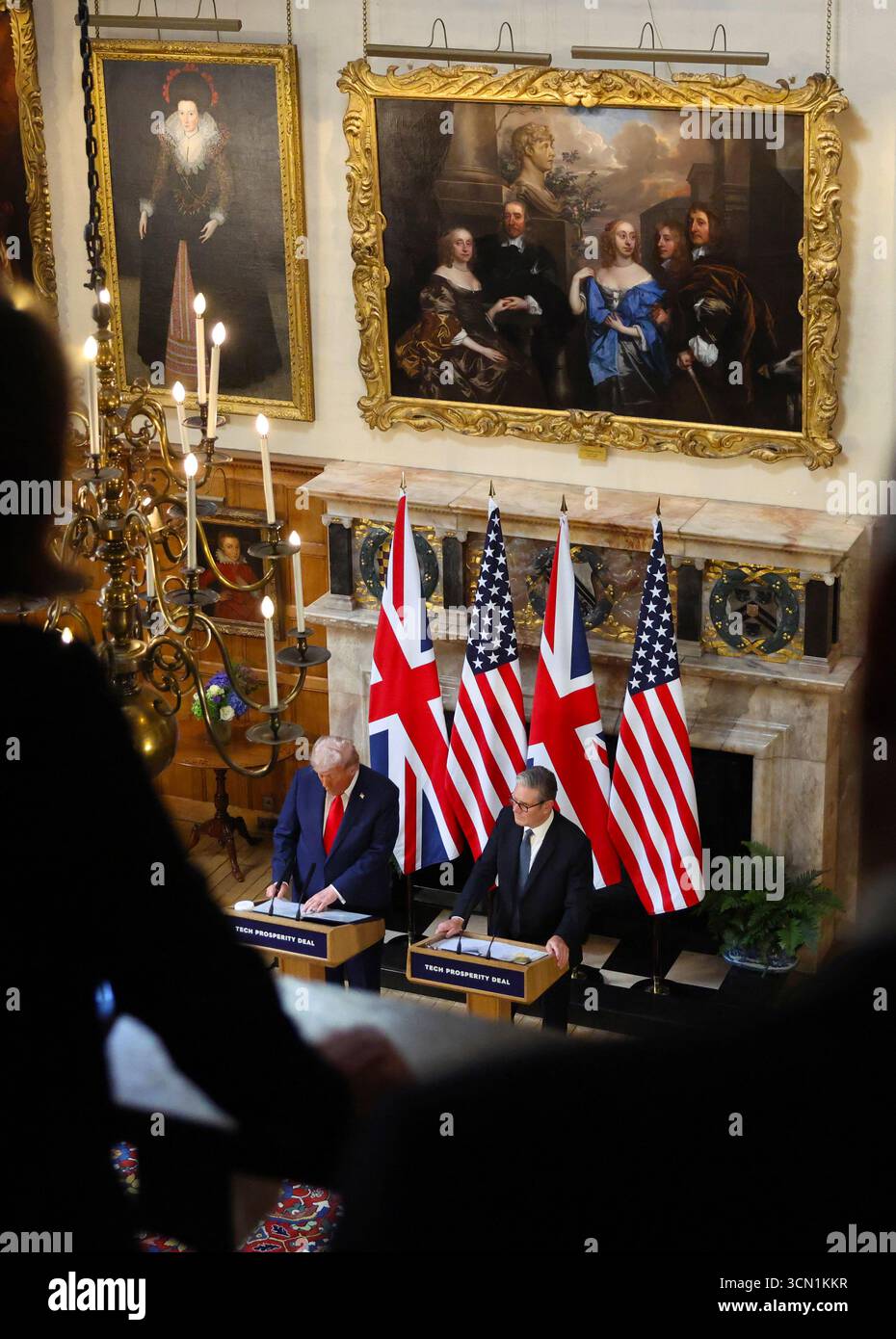 ELLESBOROUGH, ANGLETERRE, Royaume-Uni - 18 septembre 2025 - le premier ministre britannique Sir Keir Starmer avec le président américain Donald Trump lors d'une conférence de presse à la résidence officielle du premier ministre à Chequers dans le Buckinghamshire, Angleterre, Royaume-Uni lors d'une visite d'État organisée par le premier ministre et le roi Charles III - photo : Geopix/No 10/Simon Dawson Banque D'Images