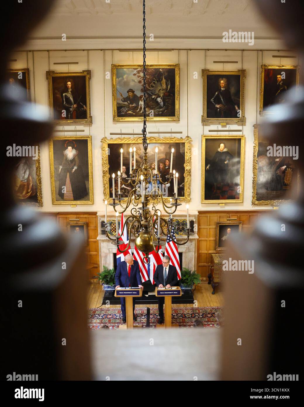 ELLESBOROUGH, ANGLETERRE, Royaume-Uni - 18 septembre 2025 - le premier ministre britannique Sir Keir Starmer avec le président américain Donald Trump lors d'une conférence de presse à la résidence officielle du premier ministre à Chequers dans le Buckinghamshire, Angleterre, Royaume-Uni lors d'une visite d'État organisée par le premier ministre et le roi Charles III - photo : Geopix/No 10/Simon Dawson Banque D'Images