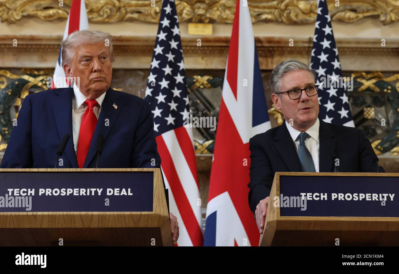 ELLESBOROUGH, ANGLETERRE, Royaume-Uni - 18 septembre 2025 - le premier ministre britannique Sir Keir Starmer avec le président américain Donald Trump lors d'une conférence de presse à la résidence officielle du premier ministre à Chequers dans le Buckinghamshire, Angleterre, Royaume-Uni lors d'une visite d'État organisée par le premier ministre et le roi Charles III - photo : Geopix/No 10/Lauren Hurley Banque D'Images