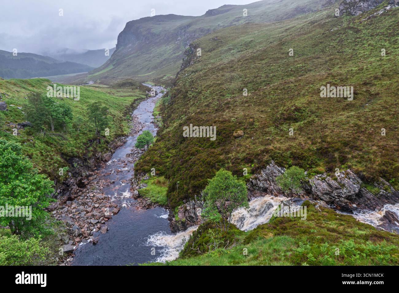 Écosse - Dundonnell - Dundonnell River - ruisseau qui coule à travers une vallée verdoyante Banque D'Images