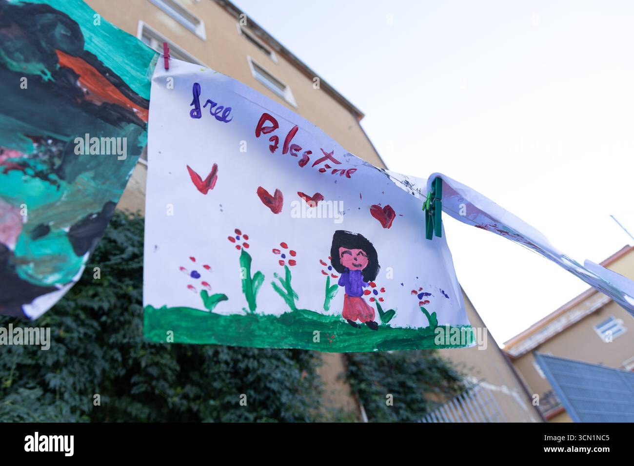 Rome, Italie. 18 septembre 2025. Dessins pour la Palestine réalisés par des enfants dans le jardin Angelo Galafati dans le quartier de Pigneto à Rome. Crédit : Agence photo indépendante/Alamy Live News Banque D'Images