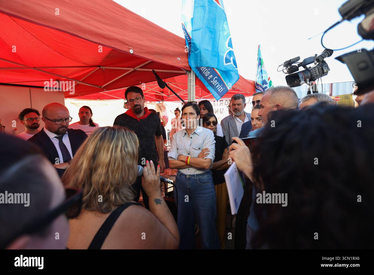 Bologne, Italie. 18 septembre 2025. Elly Schelin incontra i lavoratori di yoox a Bologna interporto, Italia 18 set 2025( photo Guido Calamosca/LaPresse) Elly Schelin rencontre les travailleurs de Yoox à Bologna Interporto, Italie, 18 septembre 2025 (photo : Guido Calamosca/LaPresse) crédit : LaPresse/Alamy Live News Banque D'Images